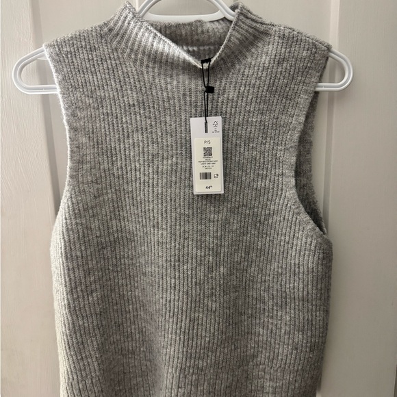 Dynamite Sweaters - Dynamite Heavenlyarn Gray Ribbed Sleeveless Sweater